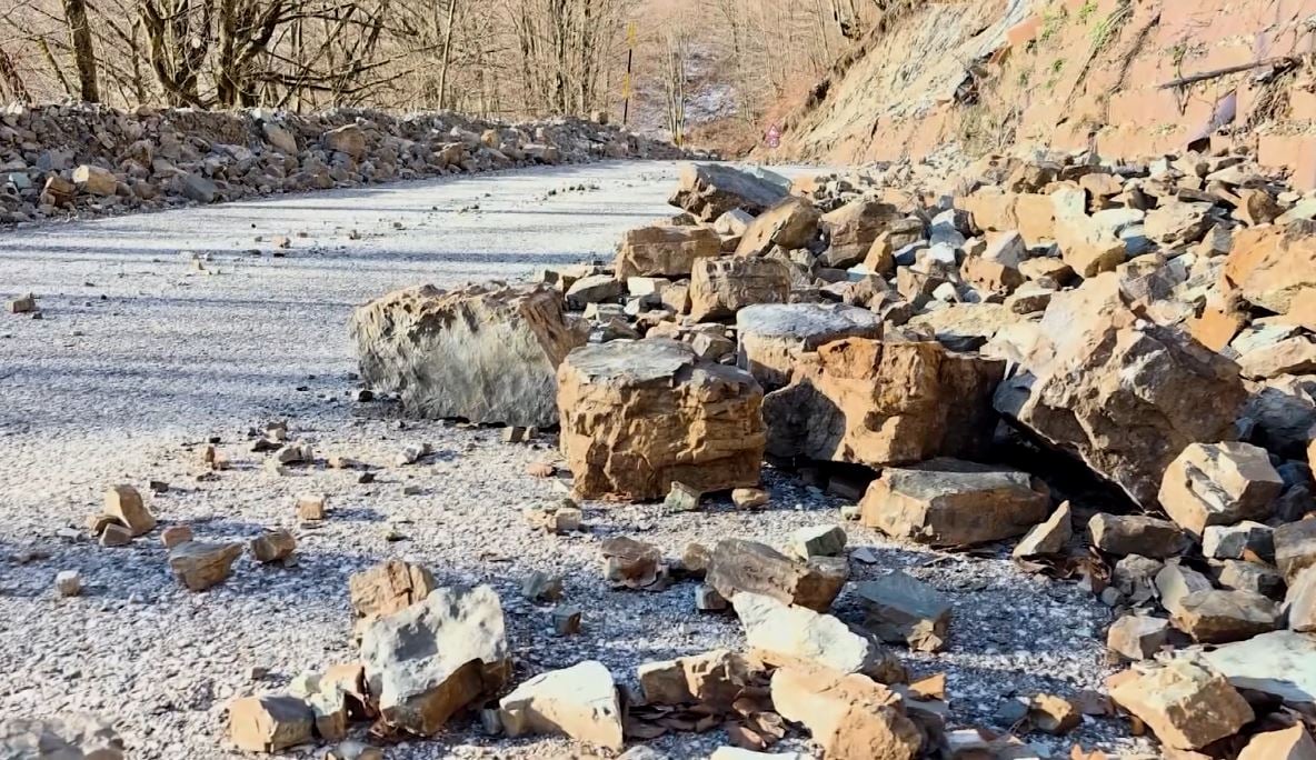 Turistët ankohen për rrugën! Rruga drejt Thethit e rrezikuar nga bllokimi prej rënies së rrugëve