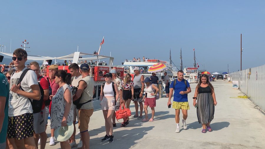 Turizmi i “uritur” për punëtorë, operatorët: Kemi rritur rrogat por nuk plotësojmë dot vendet bosh