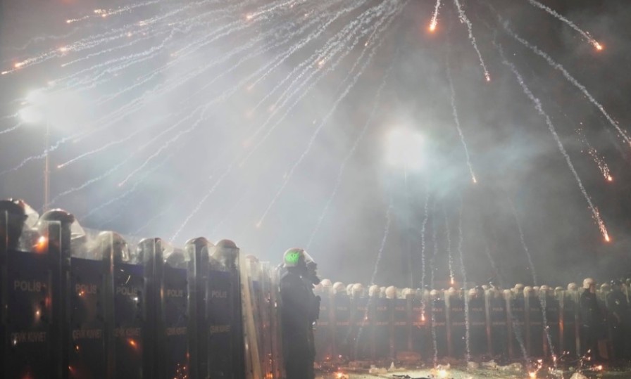 Turqia burgos 18 zyrtarë të Stambollit