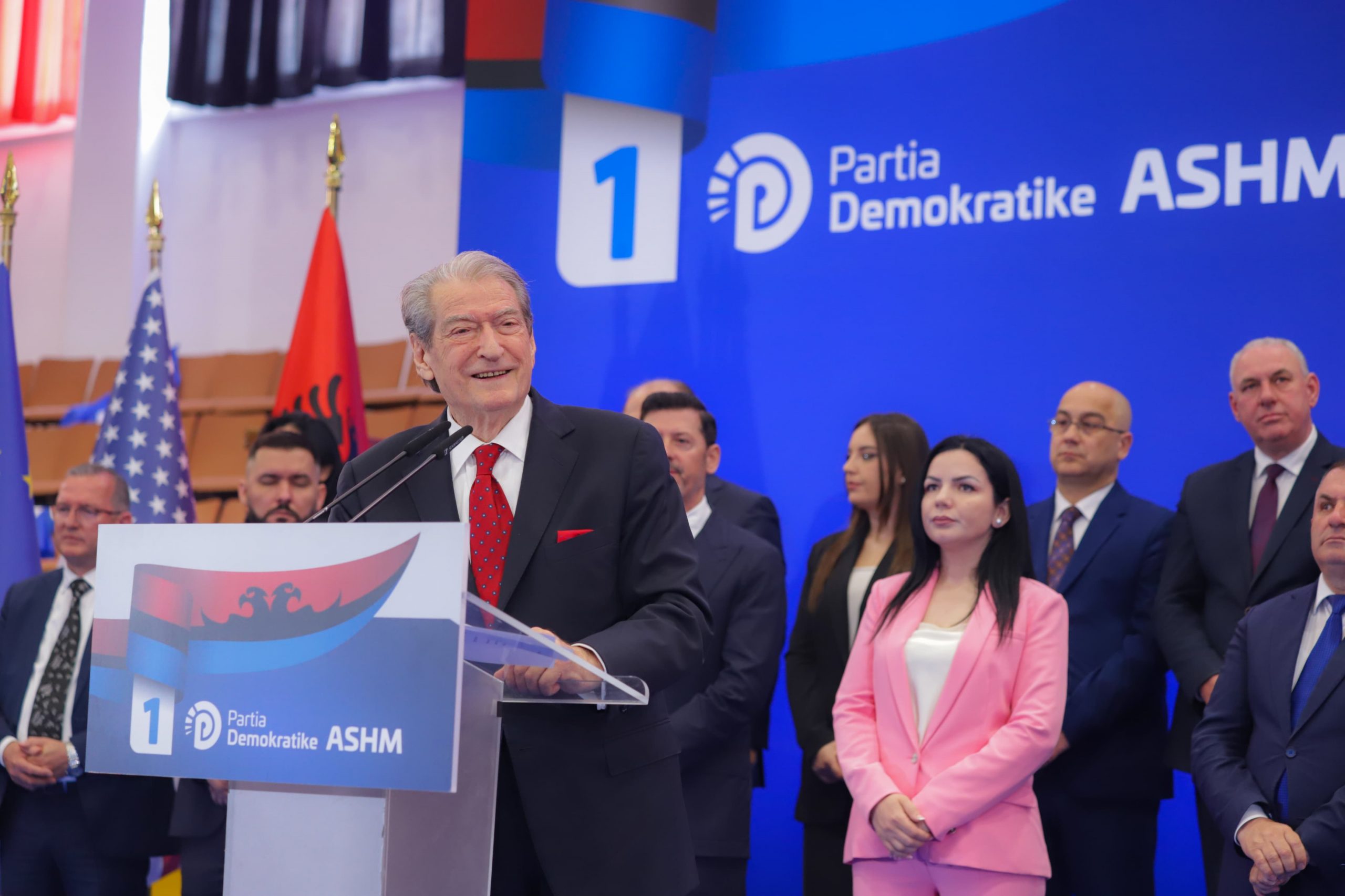 “TVSH do bjerë nga 15%, pas tre vitesh energjia falas”, Berisha prezanton programin e tij: Në 100 ditë qeverisje, do zhdukim varfërinë