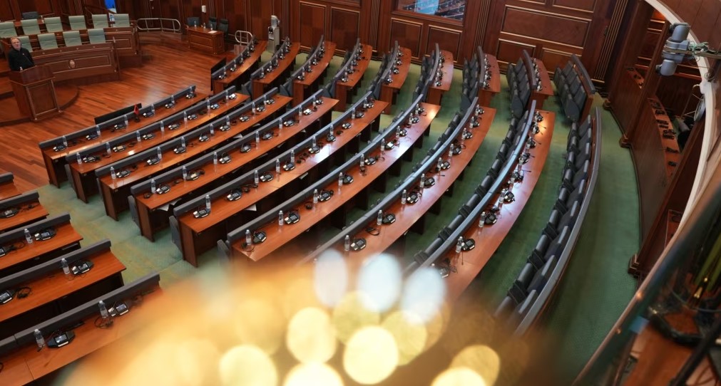 “Tym i zi” në Parlamentin e Kosovës, dështon sërish seanca, opozita akuzon Vetëvendosjen dhe Kurtin