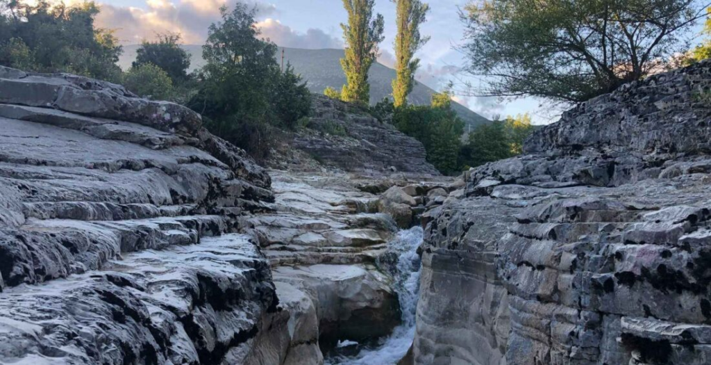 U bllokuan për disa orë në kanionet e Nivicës, shpëtohen 7 turistë spanjollë