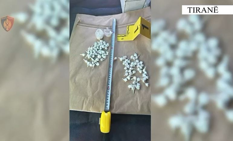 U kap me targa automjetesh dhe 107 doza kokaine gati për shitje, arrestohet 25-vjeçari në Vorë