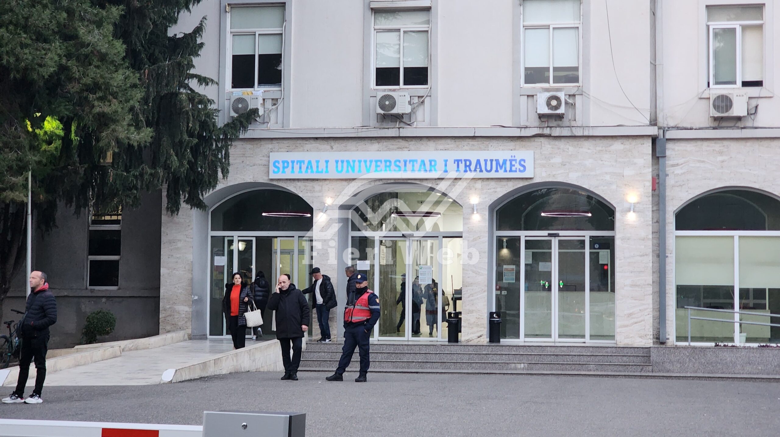 U plagos rëndë në atentat në Tiranë, 17-vjeçari niset për terapi mjekësore jashtë vendit