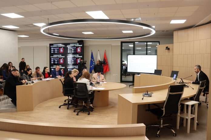 “U shkel Kodi Zgjedhor”/ KQZ u jep 72 orë në dispozicion partive: Hiqni materialet e palejuara propagandistike