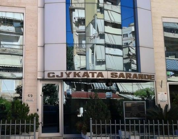 “U vetëmbrojt”, Gjykata e Sarandës liron 17-vjeçarin që plagosi bashkëmoshatarin