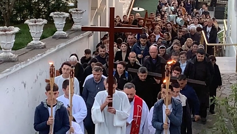 “Udha e Kryqit”/ Qindra besimtarë në Lezhë kremtuan të premten e zezë