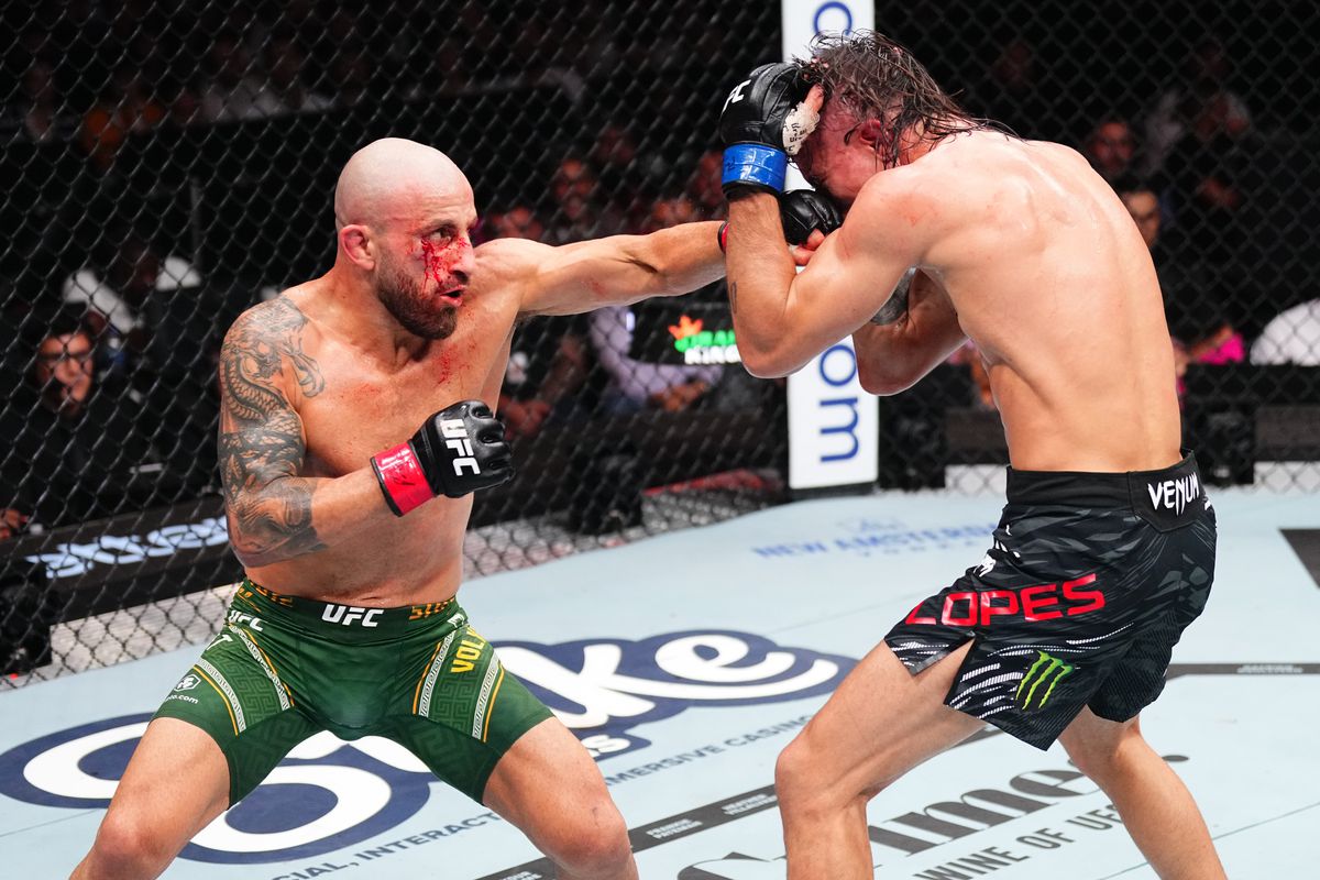 UFC-314: Volkanovski rikthehet kampion bote, mund Lopes dhe fiton titullin që ishte vakant