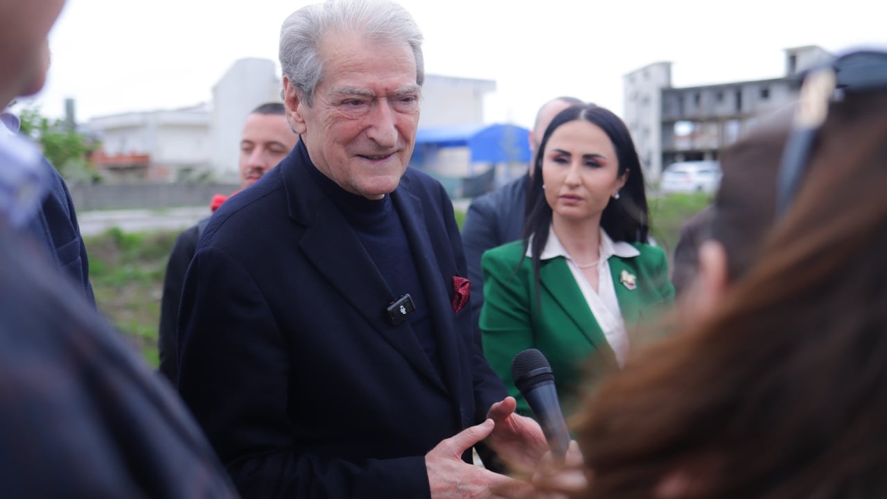 “Vangjush Dako nga biruca po ndërton vilë në tokë shtetërore”/ Nga Durrësi, Berisha akuza edhe kryebashkiakes: Sako është Gjushi me pantallona