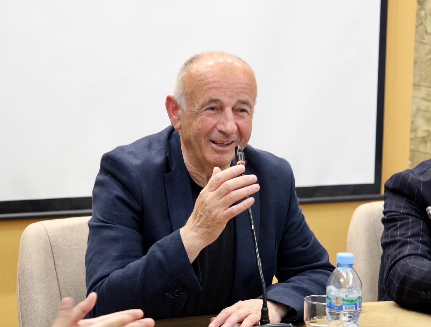 Vasil Llajo, kandidati i PS që po e zhvillon fushatën më shumë në televizor se në terren