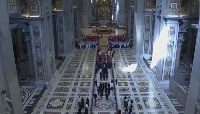 VATIKAN/ Trupi i Papa Françeskut vendoset në Bazilikën e Shën Pjetrit, nisin HOMAZHET publike