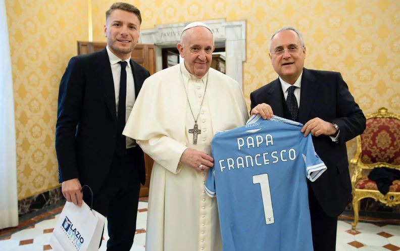 Vdekja e Papa Françeskut trondit kalendarin e futbollit italian, Lazio kërkon sërish shtyrjen e ndeshjeve