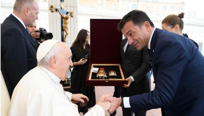 Veliaj reagon nga qelia për ndarjen nga jeta të Papa Françeskut: Lamtumirë At i Shenjtë (Video)