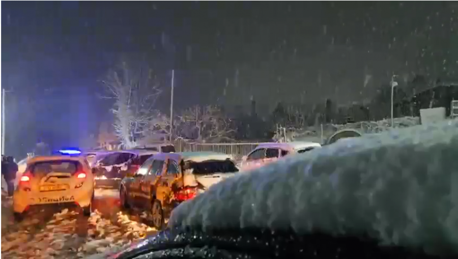 Vështirësi në aksin rrugor Strugë – Qafë Thanë – Prrenjas, bllokohet qarkullimi për shkak të reshjeve të dëborës