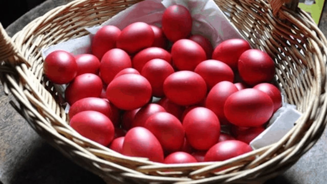 Vezët e kuqe të pashkëve, nis që të enjten tradita e përgatitjes për ditën e shënuar