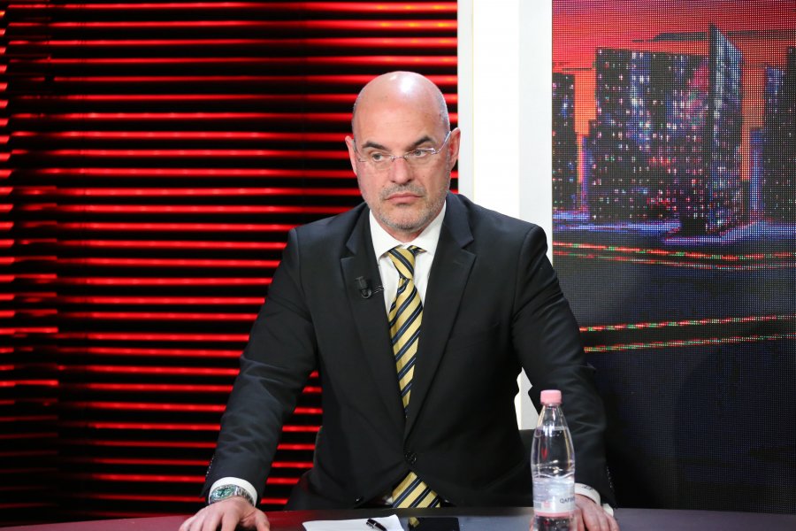 VIDEO-500 euro vota në Lushnje/ Avenir Peka: Skenar idiot i Ardi Veliut dhe shërbimeve informative