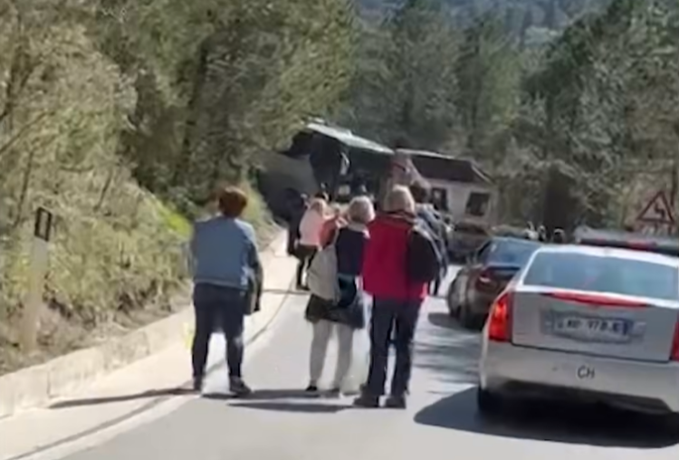 VIDEO/ Autobusi përplaset me kamionin në Llogara, shkaktohet trafik kilometrik