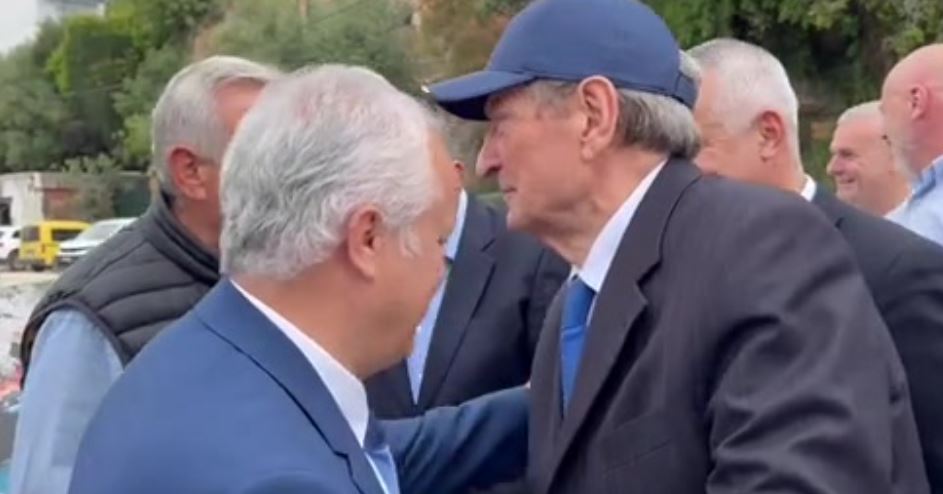 VIDEO / Berisha në Himarë me Belerin, qytetari: Zgjidh çështjen e pronave dhe do bëhesh Perëndia