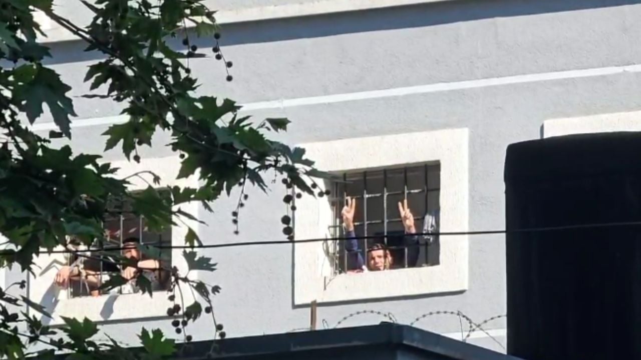 Video/ Berisha në SPAK, të  burgosurit e përshëndesin nga 313-ta