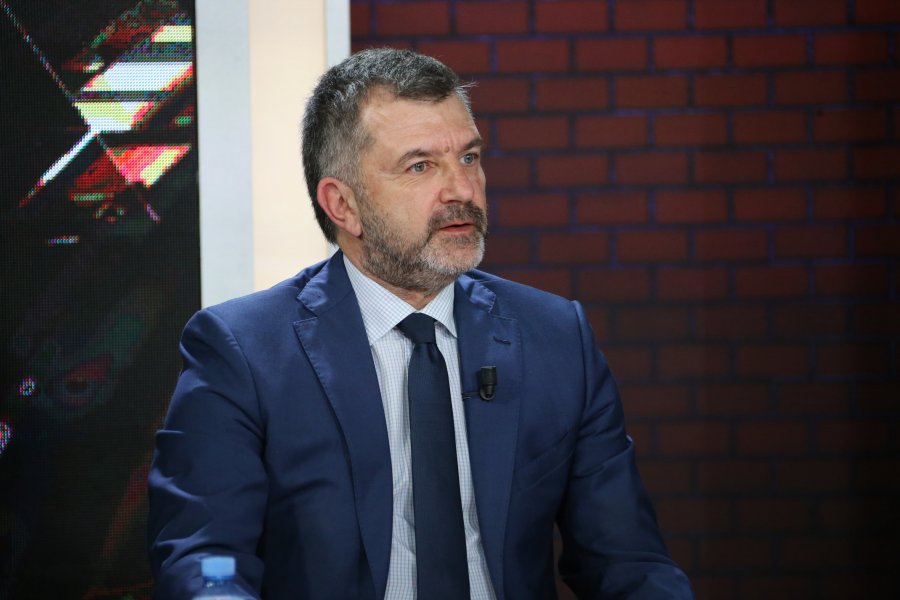 VIDEO/ Bushati: Spektakli i Ramës, mbulim për boshllëkun e bilancit, lahutari Ulsiut, Goliku dhe sazet nuk mjaftojnë për fushatë