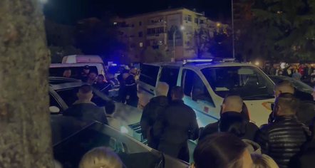 VIDEO / Dy vajza rrihen për parkingun në Durrës, policia dhe ambulanca në vendngjarje