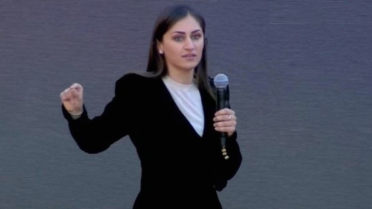 VIDEO/ Edona Bilali ‘kryqëzohet’ në rrjete sociale pas spotit elektoral me të moshuarin në spital