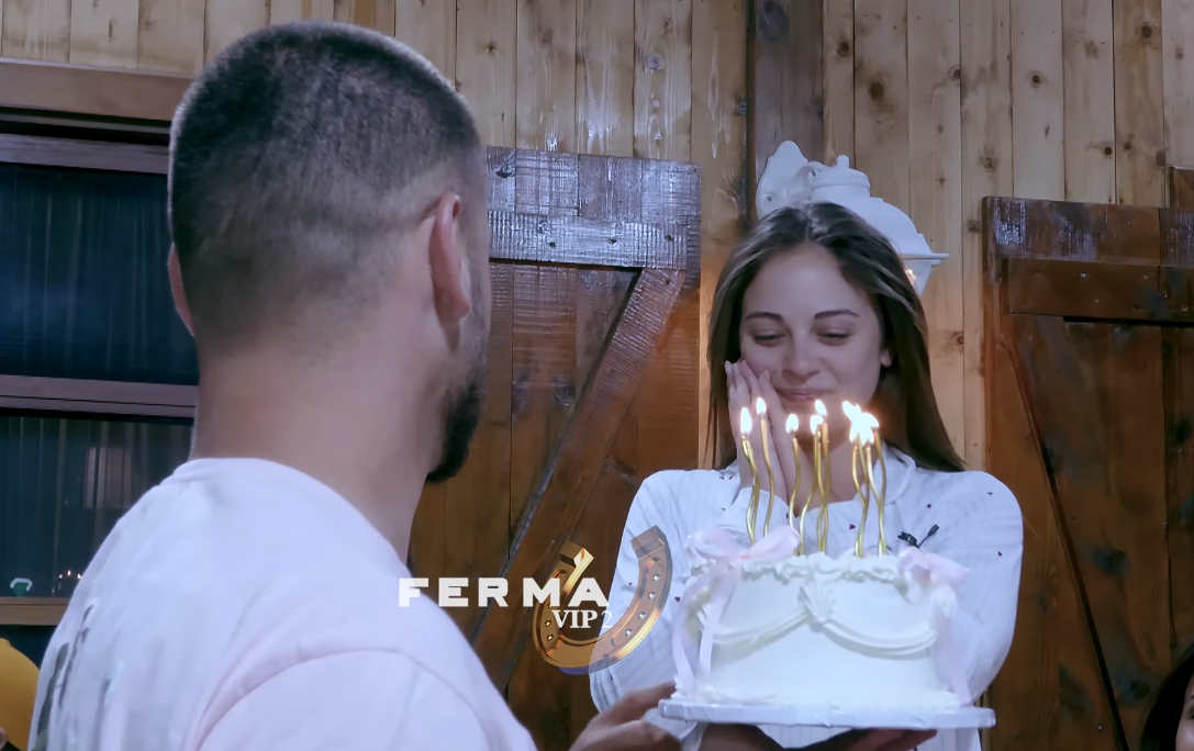 VIDEO/ Ester Alushi feston ditëlindjen në “Ferma VIP”, cili nga djemtë surprizoi aktoren në mesnatë