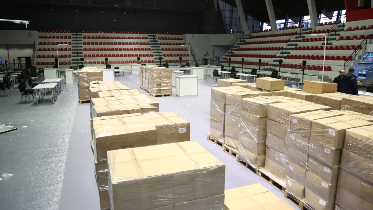 VIDEO/ Fletët e votimit të diasporës dhe ambienti i numërimit të tyre në Parkun Olimpik, ja datat kur shpërndahen në Europë dhe kontinentet e tjera