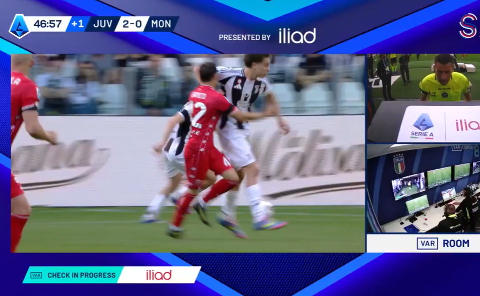 VIDEO/ Goditi me bërryl kundërshtarin dhe doli nga loja me të kuq, lojtari i Juventusit: Jëlldizi na kërkoi falje në dhomën e zhveshjes