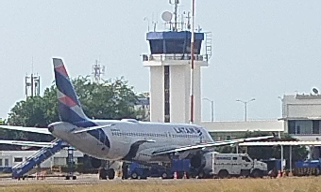 VIDEO/ Grabitje e armatosur në aeroport si te “ La Casa de Papel”, njerëzit mbledhin para nga rruga!