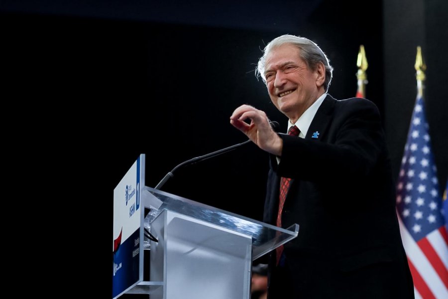 VIDEO – ‘Ja bën bufi bu e bu… Unë këmborën do ta…’/ EPIKE, Berisha përgjigjet Ramës me këngën e Bufit