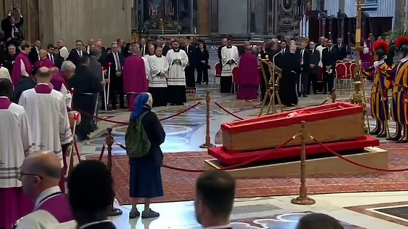 VIDEO/ Kush është murgesha që theu protokollin për t’i thënë lamtumirë Papa Françeskut