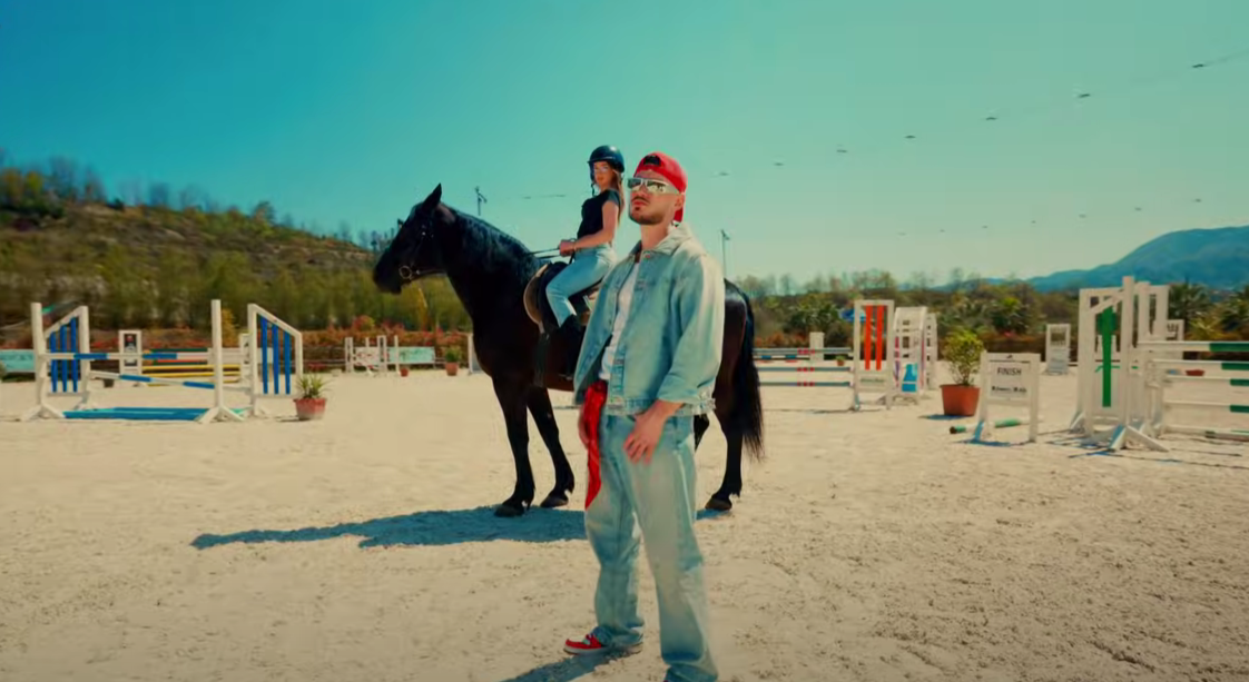 VIDEO/ Leo çel sezonin veror me këngën ”Katile”