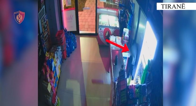 VIDEO: Me levë në dorë, “aksion” në tre markete! Kapet hajduti 20-vjeçar në Tiranë