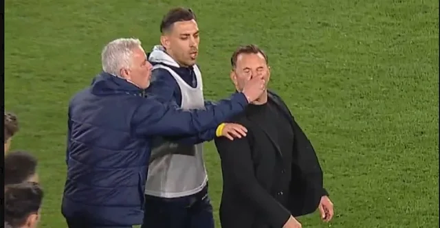 VIDEO/ Mourinho nuk “e kapërdin” eliminimin, kap prej hunde trajnerin e Galatasarayt