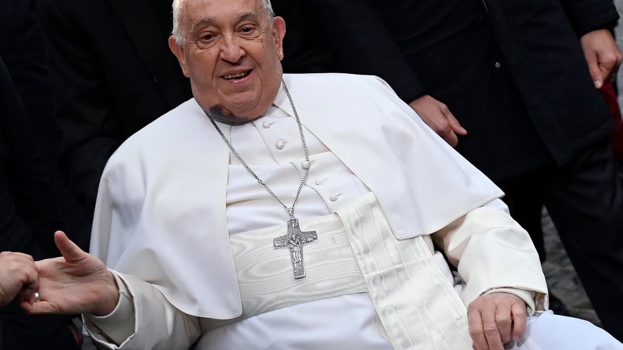 VIDEO/ Papa me pantallona, Ati i Shenjtë siç nuk e keni parë kurrë më parë