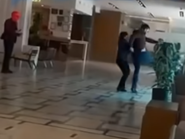 VIDEO/ Përleshje fizike mes analistit Ilir Demaliaj dhe Kujtim Gjuzit