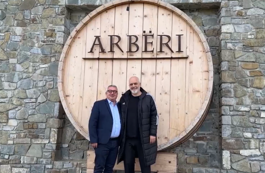 VIDEO/ Rama: Vera e prodhuar në kantinën ”Arbëri” kalon kufijtë, çel dyert edhe bujtina