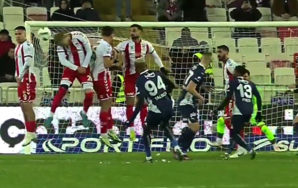 VIDEO/ Rei Manaj në shënjester të kritikave, e dy gabimet e tij e bëjnë fajtor për humbjen me Fenerbahçen