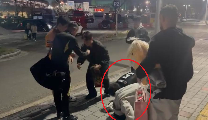 VIDEO/ Tifozët e Gwangju e takojnë jashtë stadiumit dhe i ulen në gjunjë Jasir Asanit, një tifoz i pastron të majtën