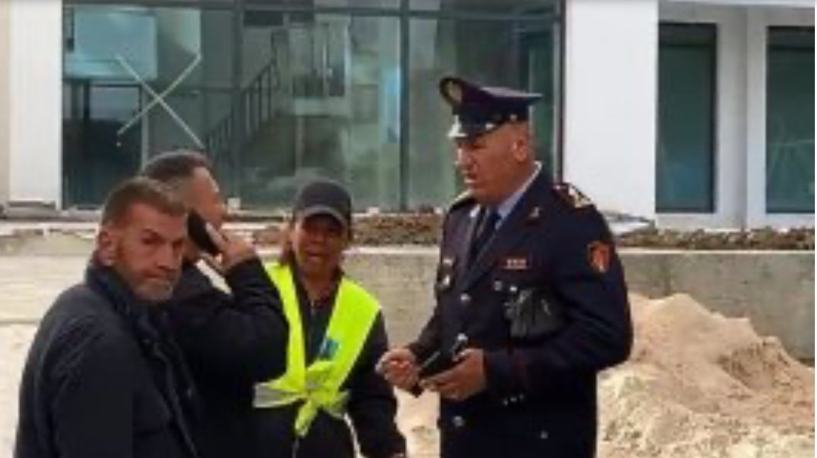 VIDEO/ Tronditet Vlora, vritet me armë zjarri roja i një pallati në ndërtim