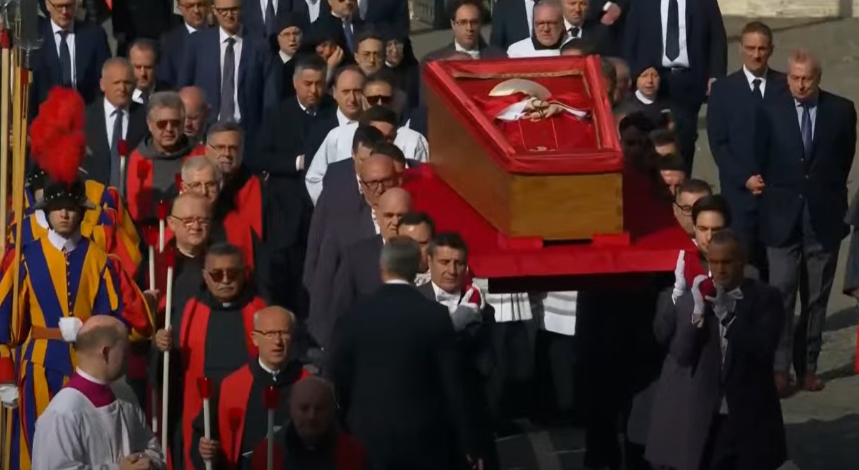 VIDEO/ Trupi i Papa Françeskut zhvendoset në Bazilikën e Shën Pjetrit, besimtarët do të bëjnë homazhe deri të premten