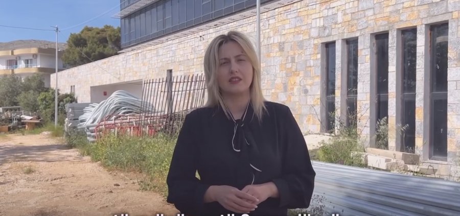 VIDEO/ Zhupa: 348 milion lekë për një gërmadhë që nuk u shërben nxënësve të Sarandës, me 11 maj zgjedhim mes shkollës dhe klientelës së qeverisë