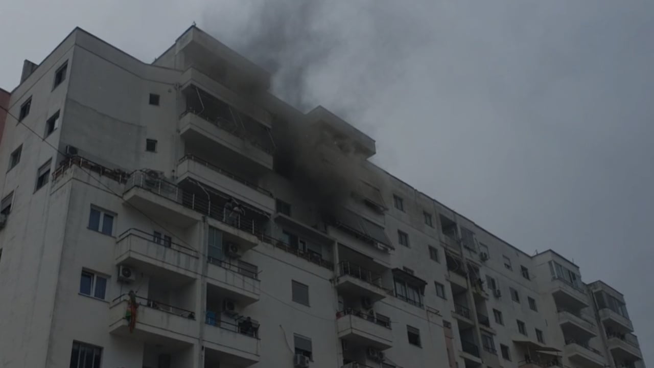 VIDEO/ Zjarr në një pallat në Astir, përfshihet nga flakët kati i parë