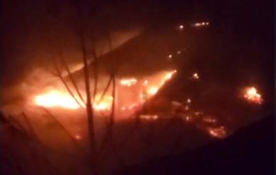 Vijon zjarri në hyrje të tunelit të Llogarasë, flakët favorizohen nga era e fortë