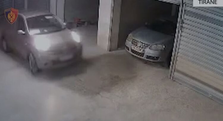 Vodhën një makinë nga garazhi, arrestohet në Tiranë 20-vjeçari dhe kërkohet bashkëpunëtori