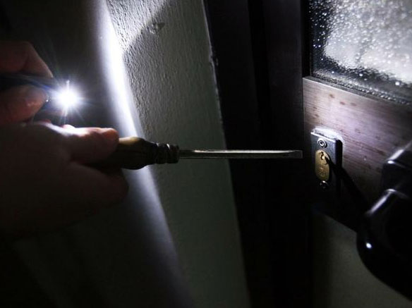 Vodhi shtëpinë e një gruaje, shpallet në kërkim 48-vjeçari nga Saranda