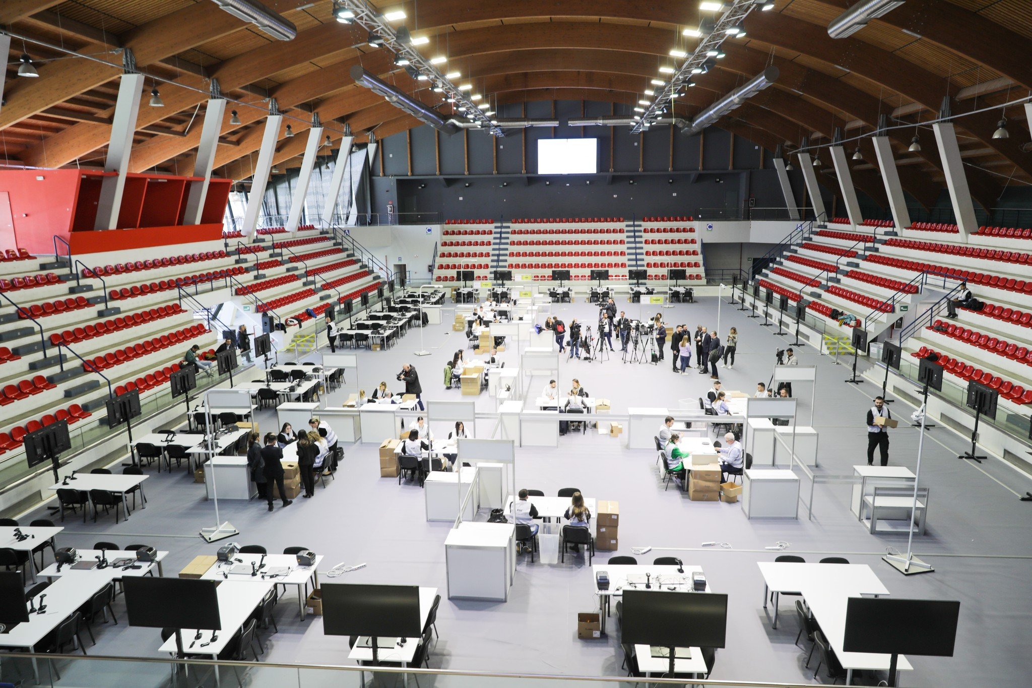 Votimi nga diaspora, mbërrijnë fletët e para në Shqipëri, KQZ: Partitë mund të marrin pjesë në pritjen e dërgesave në Parkun Olimpik