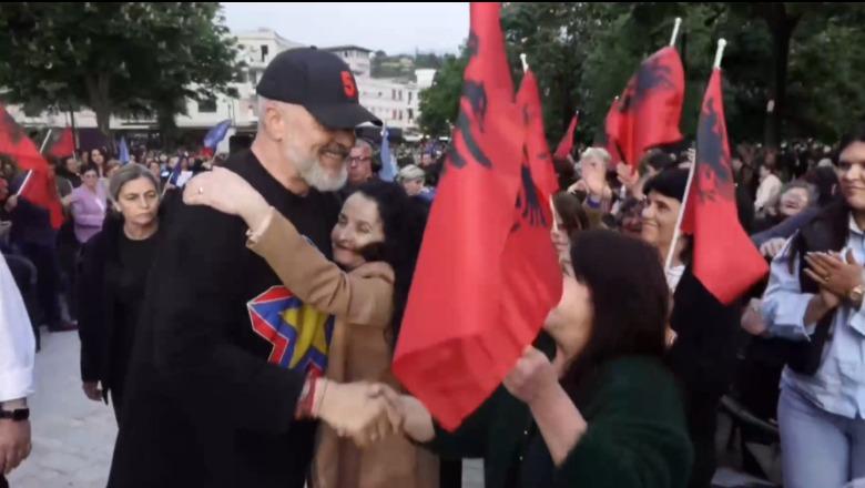“Voto 5!”/ Rama vijon fushatën në Berat, takim me gratë dhe vajzat