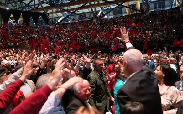 Votuesi i parë nga diaspora mori sot fletën e votimit, reagon Rama: Ne mbajtëm fjalën, tani u takon shqiptarëve të ngjisin flamurin tone në BE